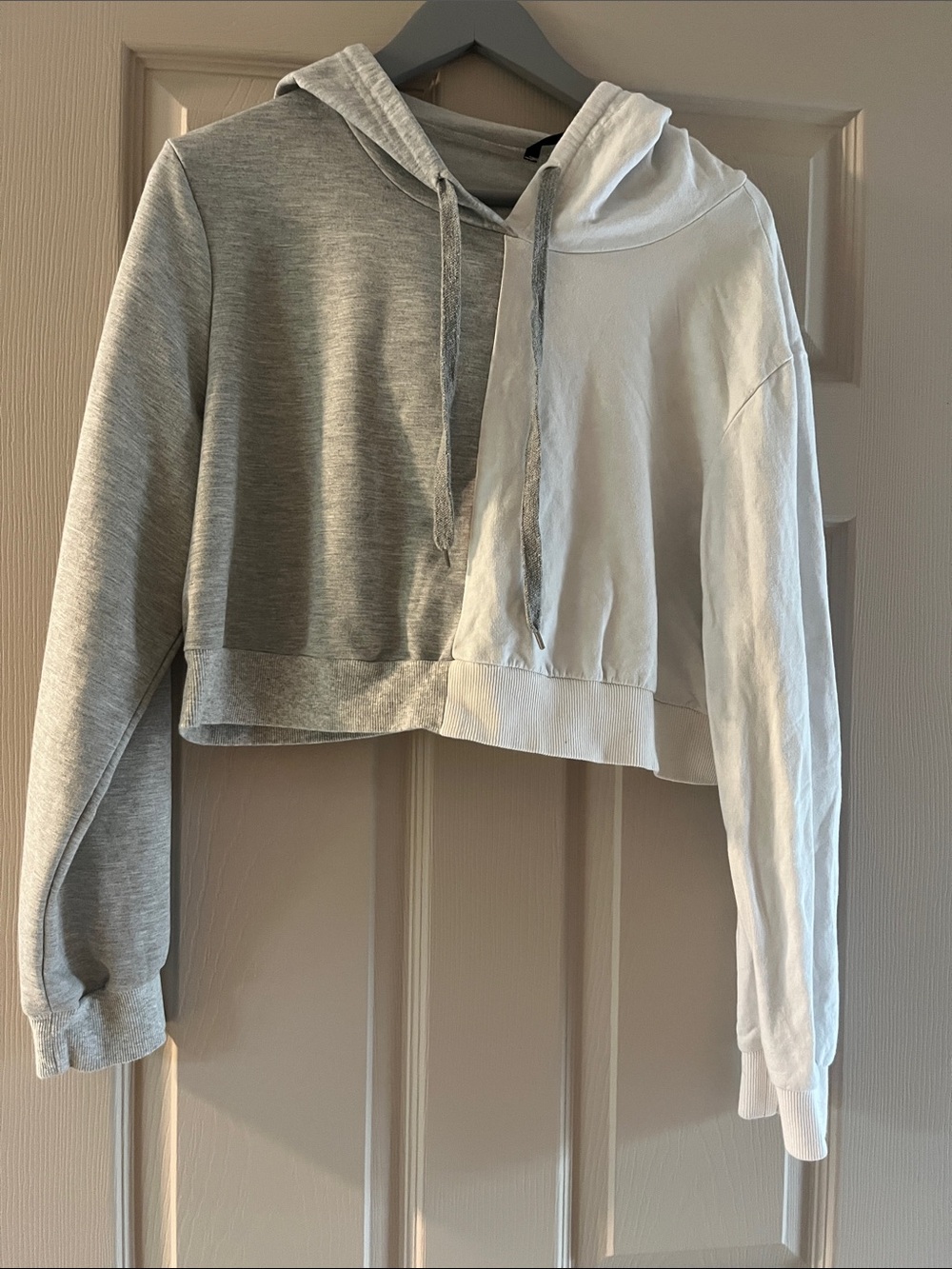 #🎉🎉🎉❌3/10$ ❌🎉🎉🎉

SHEIN Two-Tone Cropped Hoodie - Gray & White